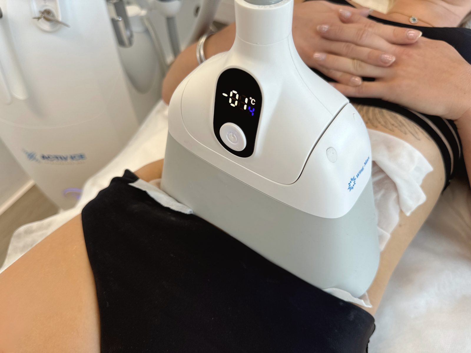 Applicateur de cryolipolyse en place sur une zone du ventre